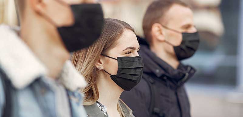 personnes avec le masque dans la rue